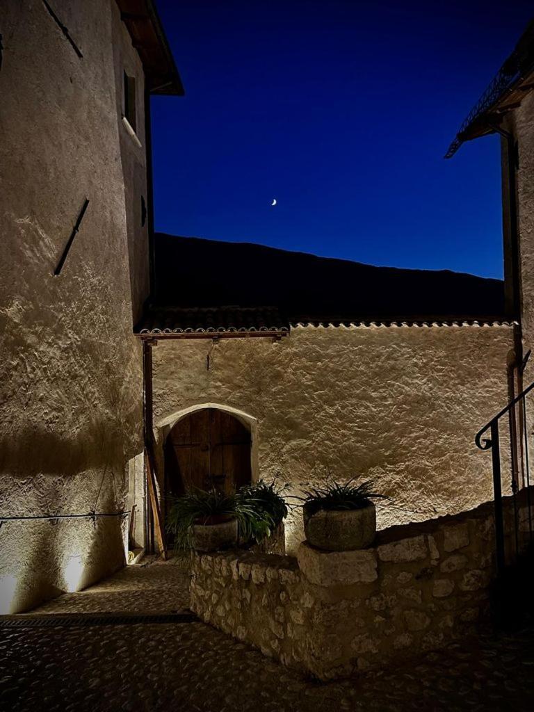 Palazzo Pirro Dimora Storica Acomodação com café da manhã Acciano Exterior foto