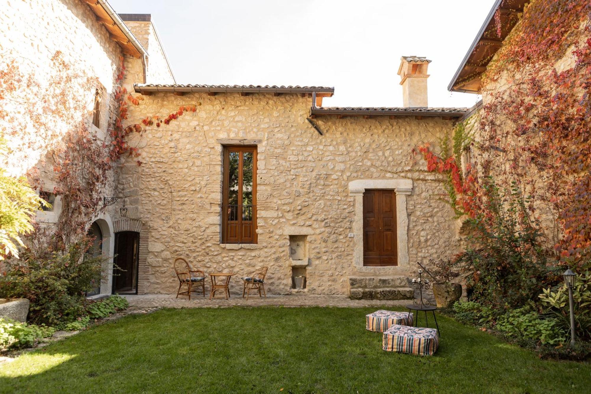 Palazzo Pirro Dimora Storica Acomodação com café da manhã Acciano Exterior foto
